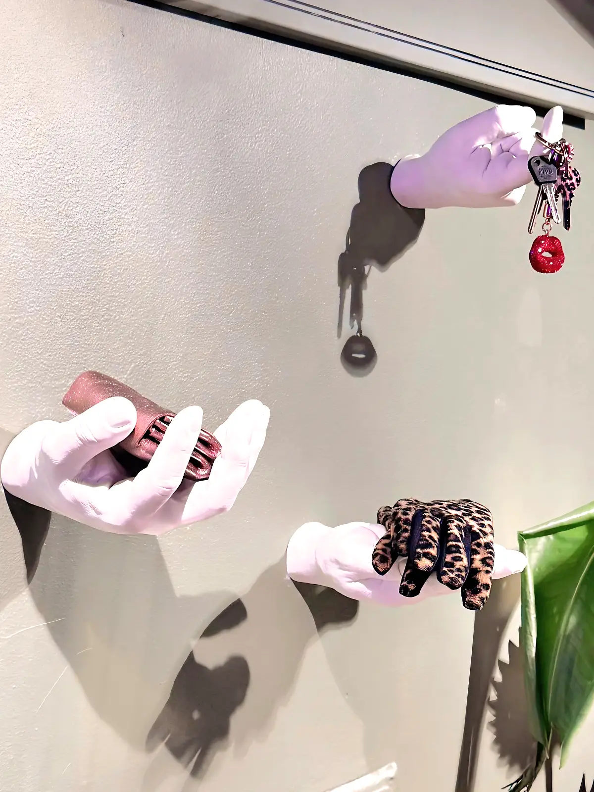 vægkrog hænder på væg