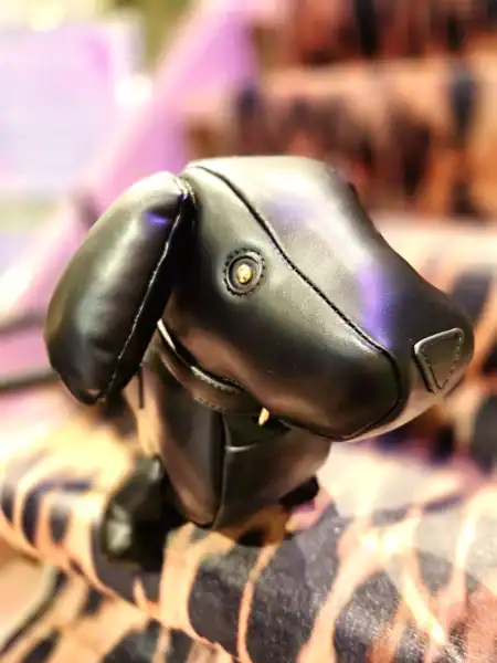 Skuldertaske i form af gravhund, perfekt til hundeelskere og modeentusiaster.