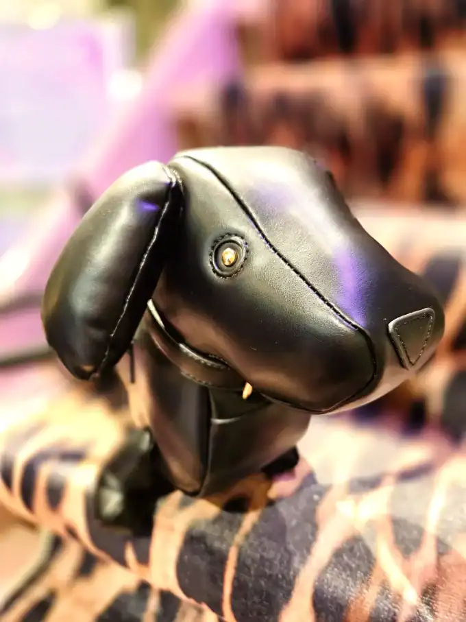 Skuldertaske i form af gravhund, perfekt til hundeelskere og modeentusiaster.