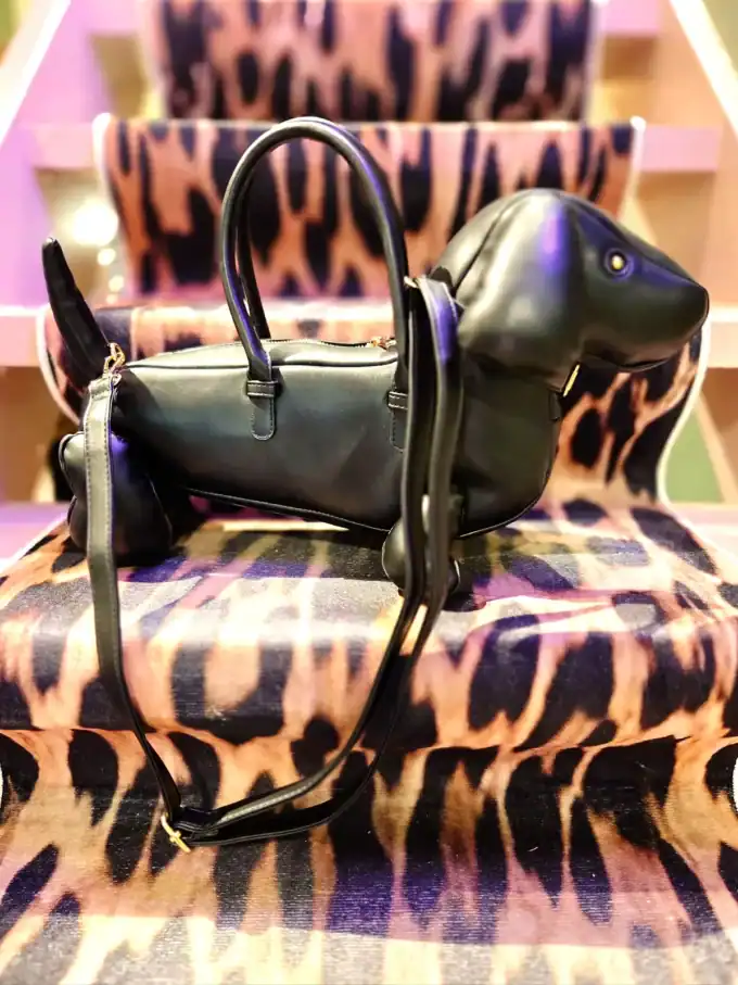Hundeskuldertaske i sort med hundeansigt, perfekt til hundeejere og fashion-elskere.