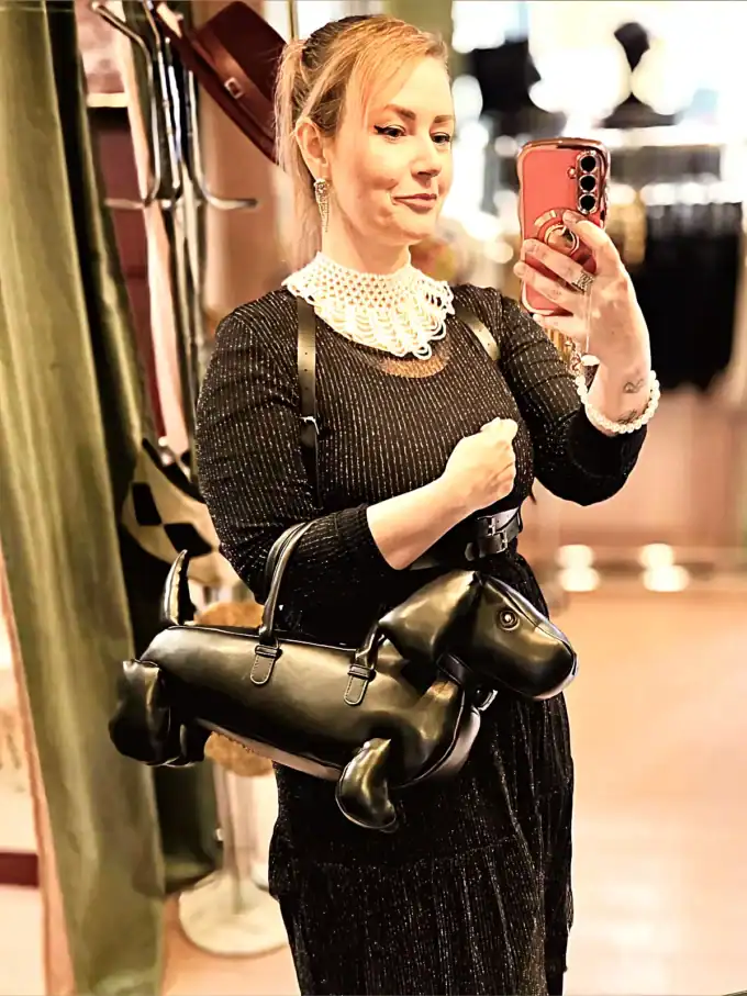 Dværghund skuldertaske i sort, perfekt til hundeelskere og modebevidste. Elegant og praktisk til dag.