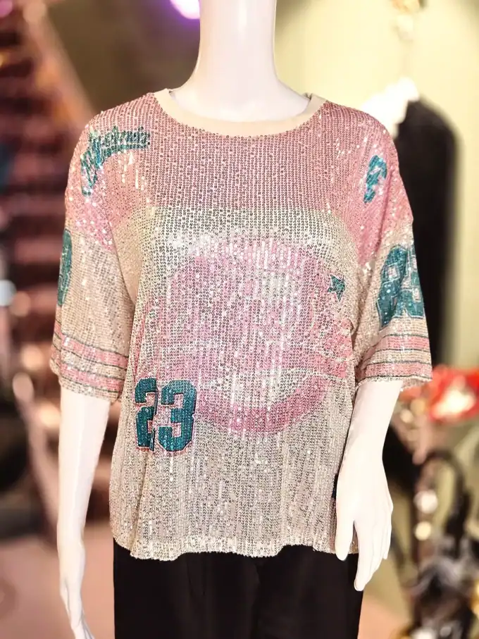 Oversize palliet T-shirt med nummerprint i sort og lyserøde nuancer. Perfekt til et afslappet og tre.