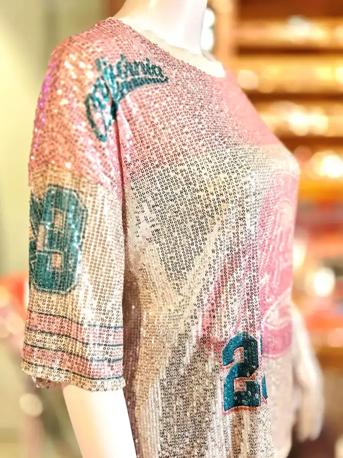 Oversize palliet T-shirt med nummerprint i sort og glitterdetaljer. Perfekt til et afslappet og tren.