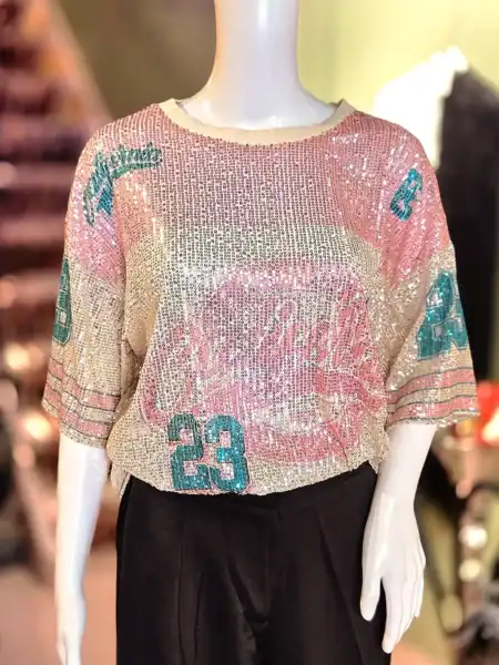 Oversize palliet T-shirt med nummerprint i rosa og blå nuancer.