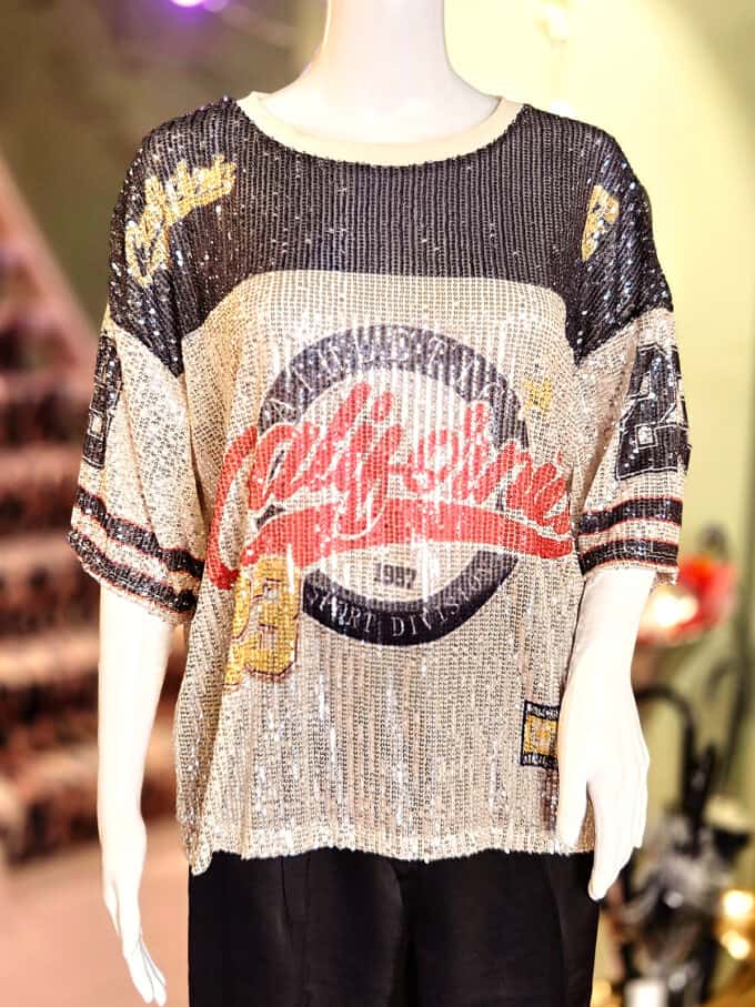 Oversize palliet T-shirt med nummerprint i sort og guld, perfekt til et afslappet og trendy look.