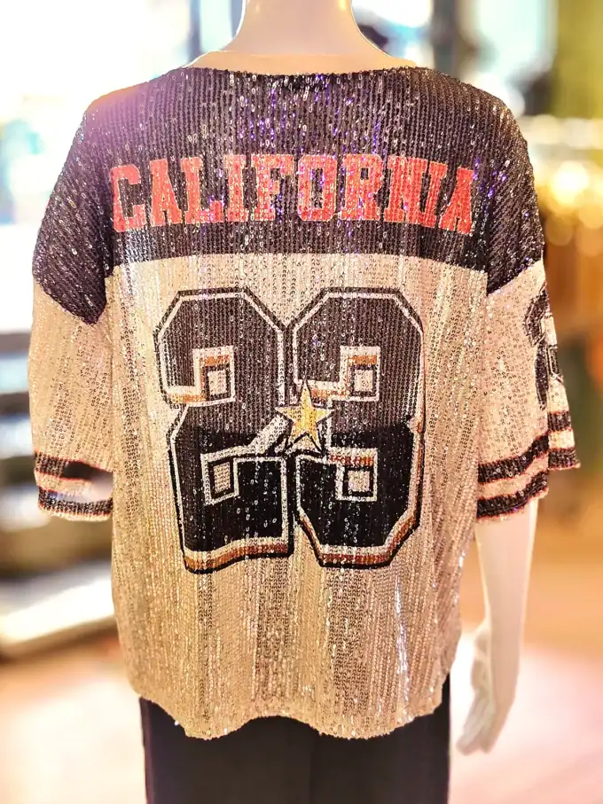 Oversize palliet T-shirt med "California" og stort nummer 23, perfekt til et afslappet look.