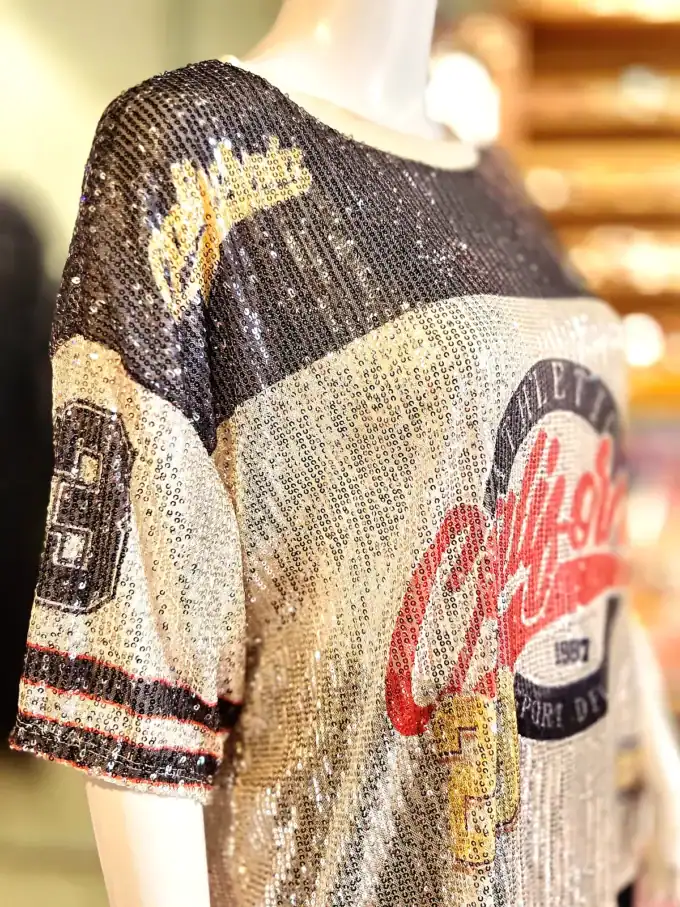 Oversize palliet T-shirt med nummerprint i sort og guld. Perfekt til et afslappet og trendy look.