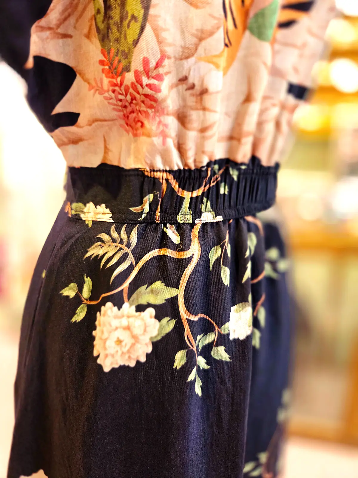 kjole med tigerprint blå med elastisk talje