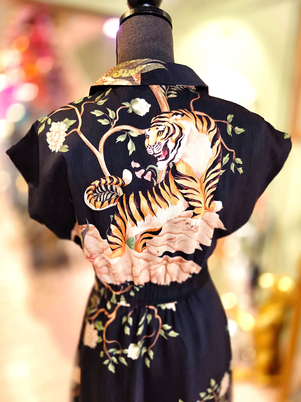 kjole med tigerprint blå - tiger på ryggen