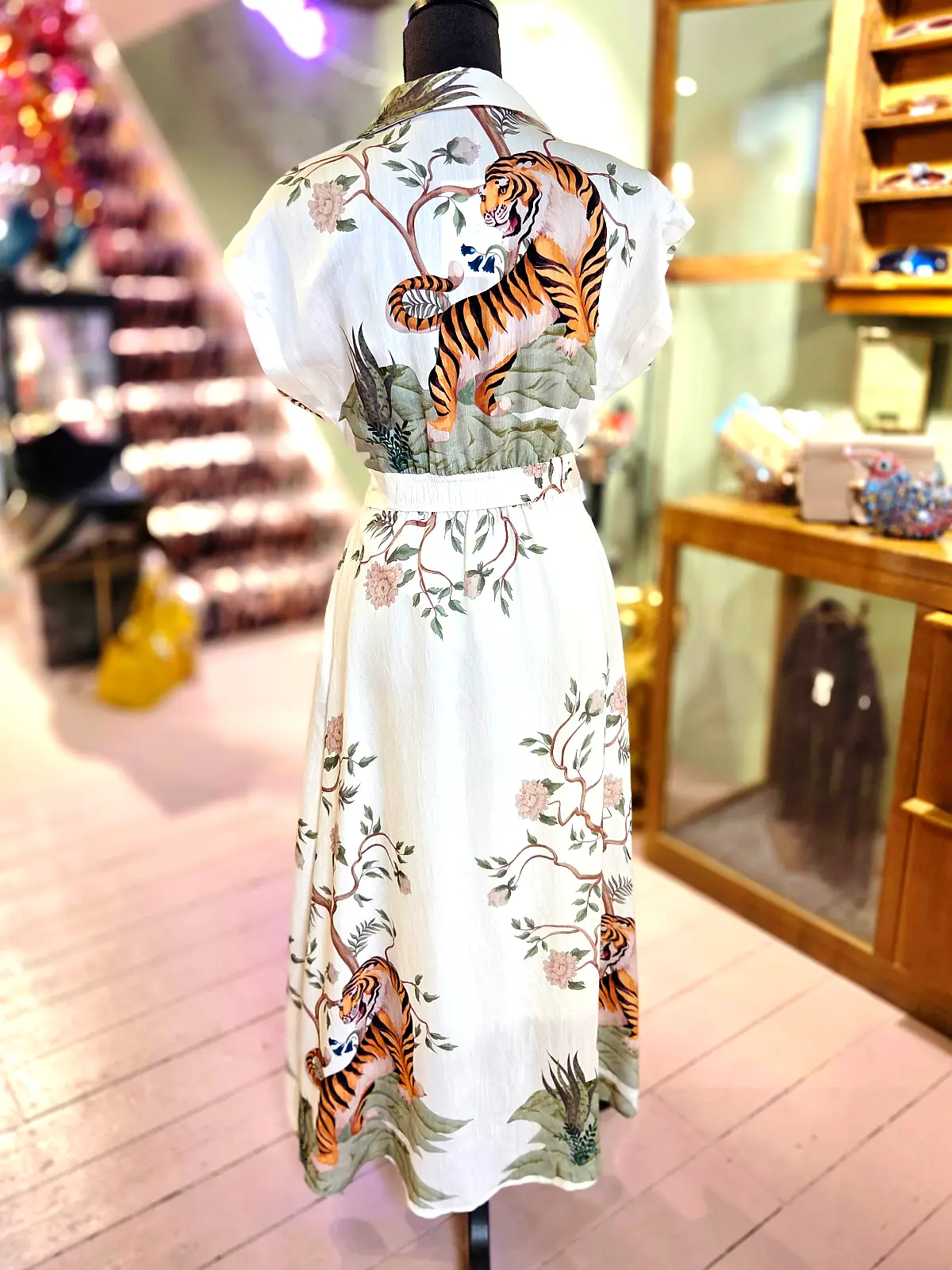 kjole med tigerprint hvid - ryg