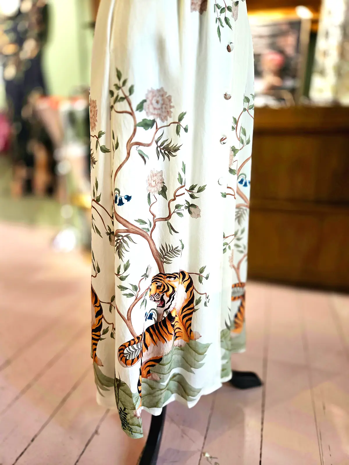 kjole med tigerprint hvid - skørt