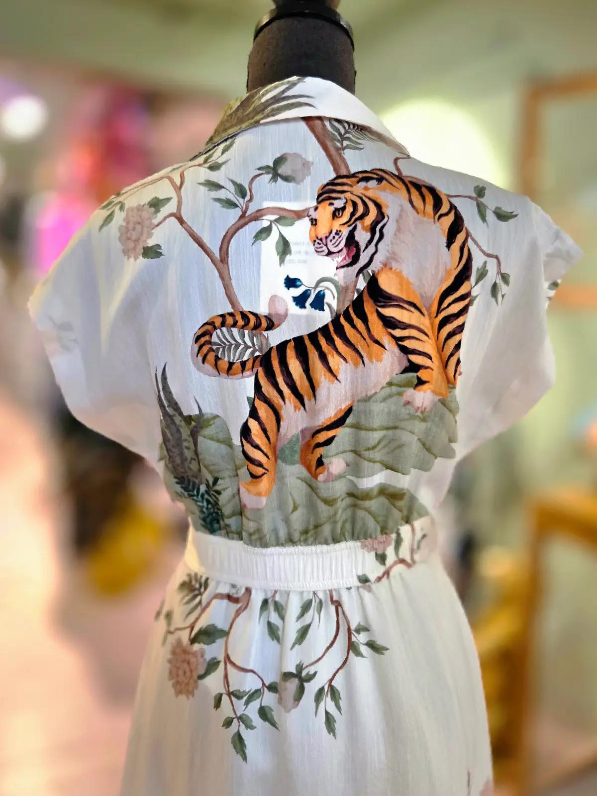 kjole med tigerprint hvid - tiger på ryg