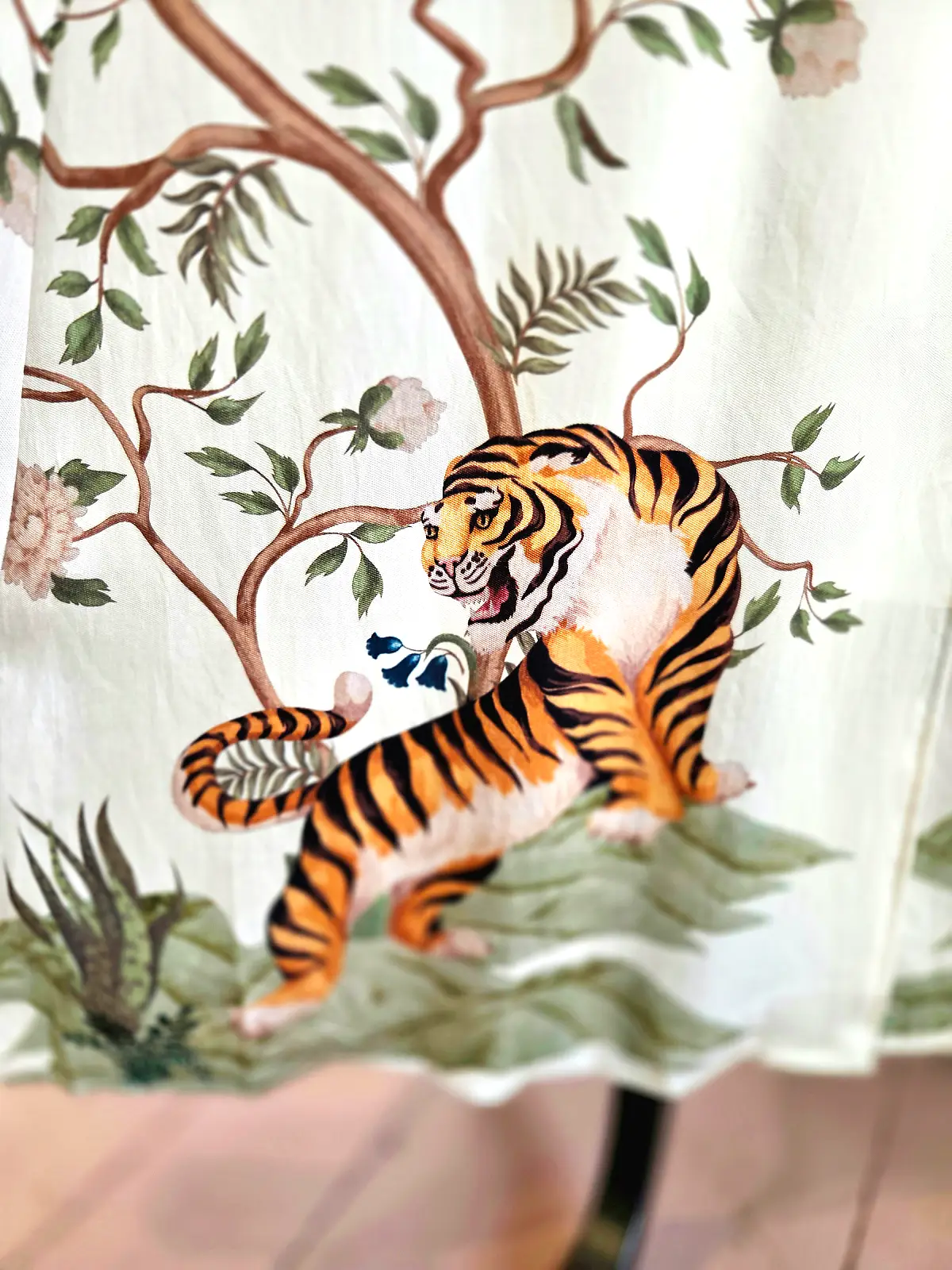 kjole med tigerprint hvid - tiger på skørt