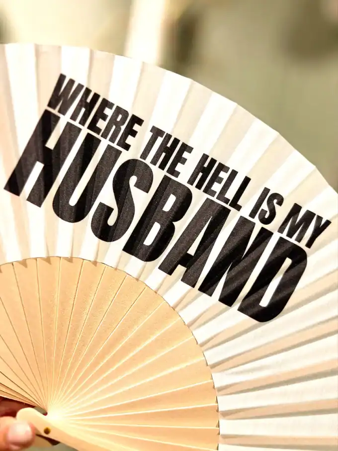 vifte med tekst "Where the hell is my HUSBAND".