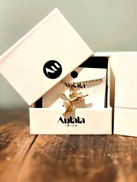 Elegant smykkesæt med guldhalskæde fra Aulala Ibiza, perfekt til stilfulde accessorie.