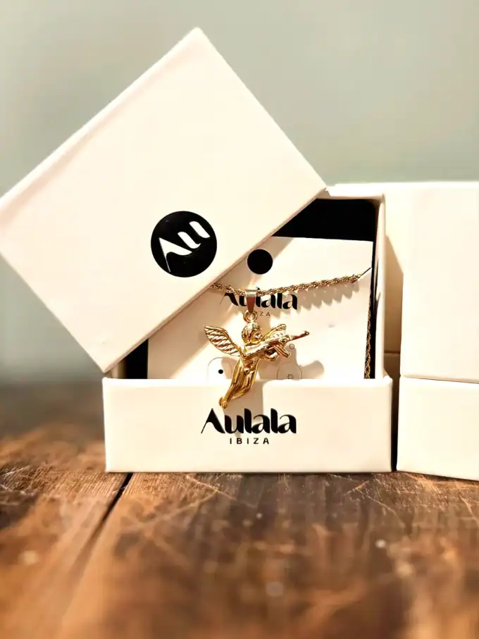 Elegant smykkesæt med guldhalskæde fra Aulala Ibiza, perfekt til stilfulde accessorie.