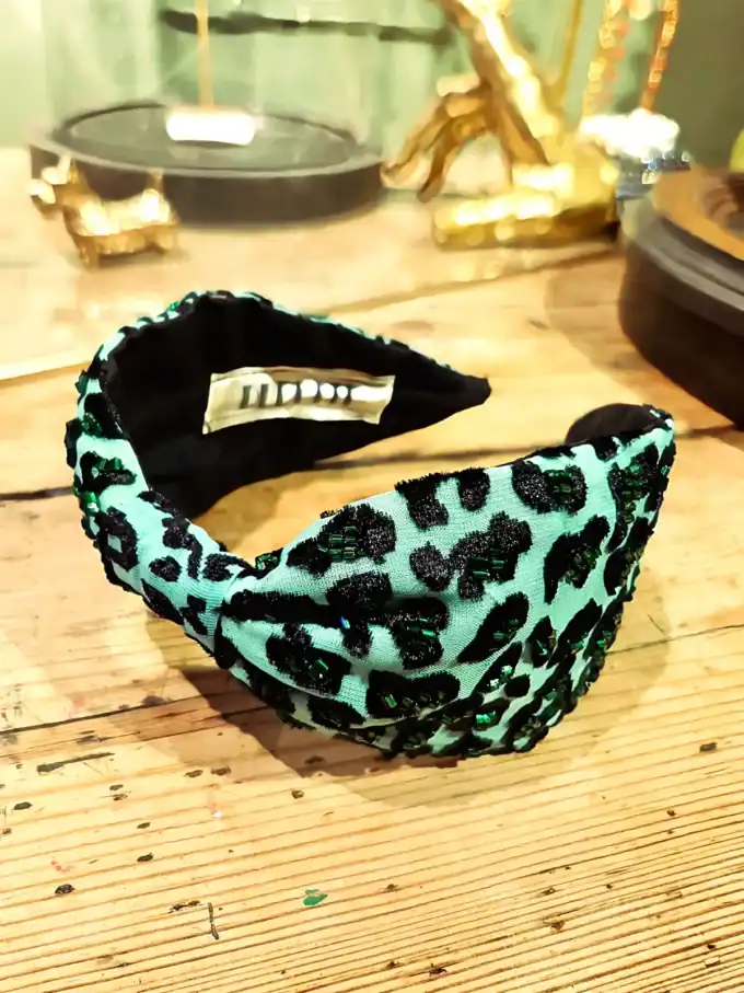 Hårbånd i leopardmønster med blødt materiale, perfekt til styling og accessories.