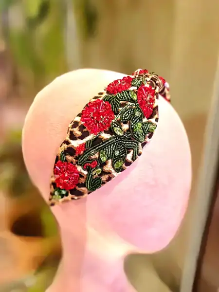 Håndlavet blomsterhovedbånd med broderi og blomsterdetaljer.