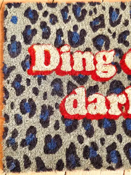Kokosmåtte med Ding Dong Darling logo i leopardprint.