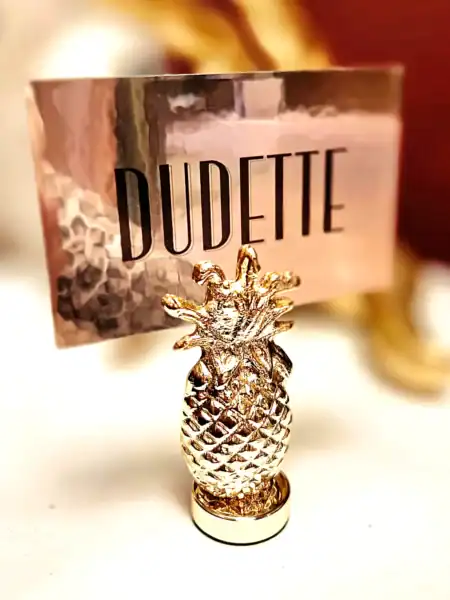 Guld kortholder i form af ananas, perfekt til accessories og gaveidéer.