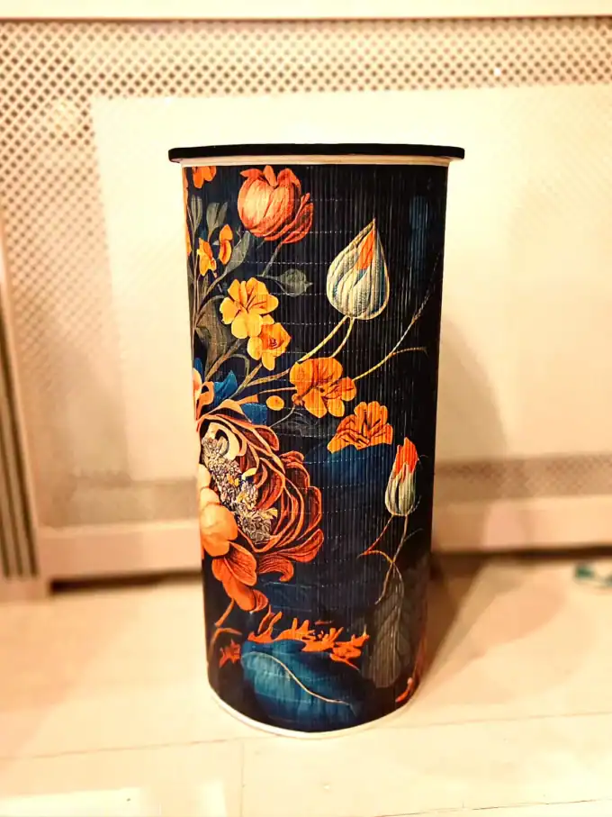 Smuk floral sidebord i bambus med håndmalede blomsterdesigns.