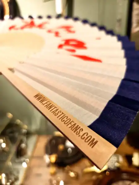 Håndlavet fan fra fantastico fans, perfekt til fans af unikke brands og magiske universer.
