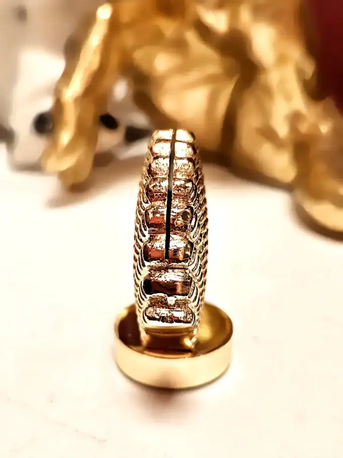 Elegant guld kortholder med indlagt diamantdesign, perfekt til stilfuld opbevaring.