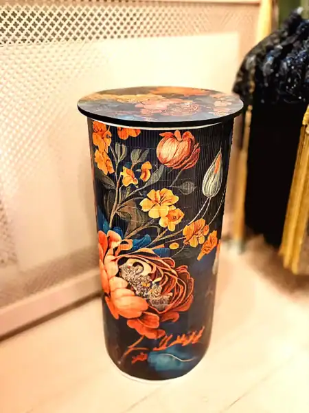 Smuk floral sidebord i bambus med håndmalede blomsterdesigns.