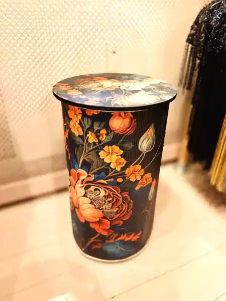 Smuk floral sidebord i bambus med håndmalede blomsterdesigns.