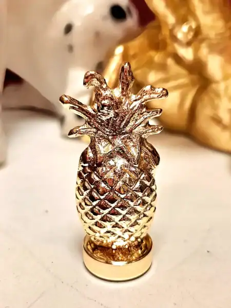 Guld-ananas kortholder til kort og nøgler, elegant og unik til hjemmet eller kontoret.