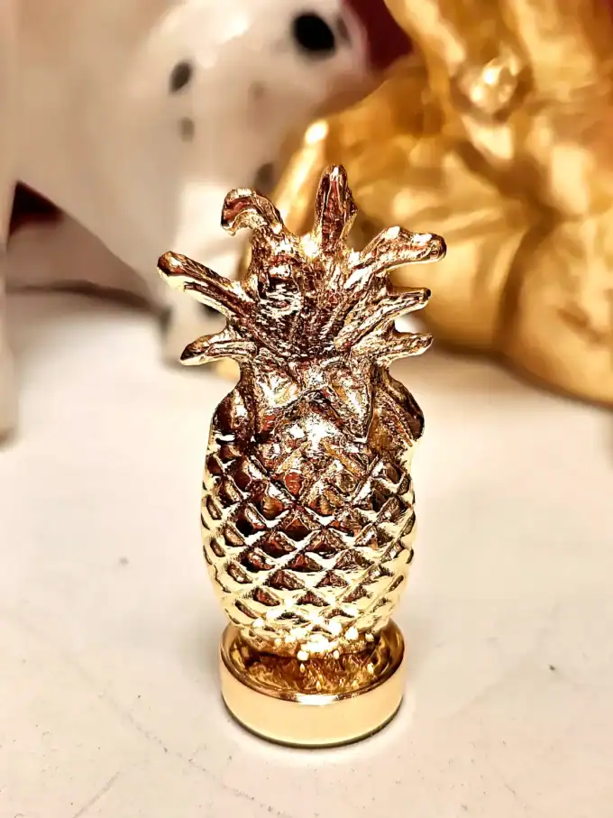 Guld-ananas kortholder til kort og nøgler, elegant og unik til hjemmet eller kontoret.