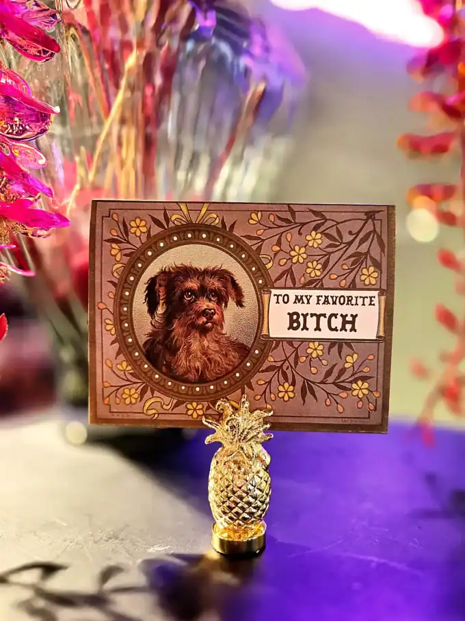 Kortholder med hundemotiv og tekst "To my favorite Bitch" i sølv.