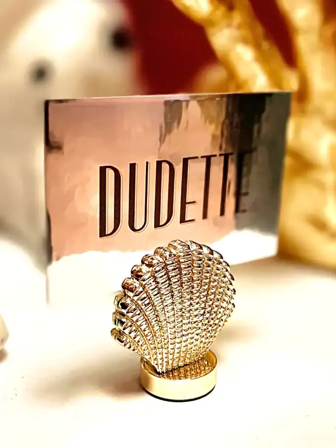 Elegant guld kortholder i skaller design, perfekt til accessories.