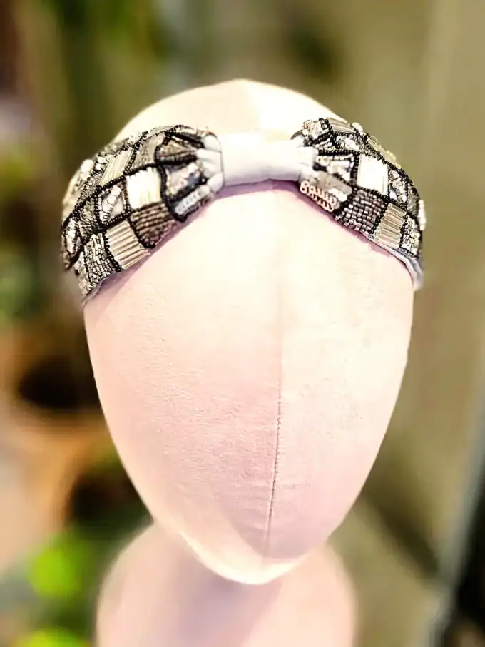 Elegant diadem med perler og sten, perfekt til festlige anledninger.
