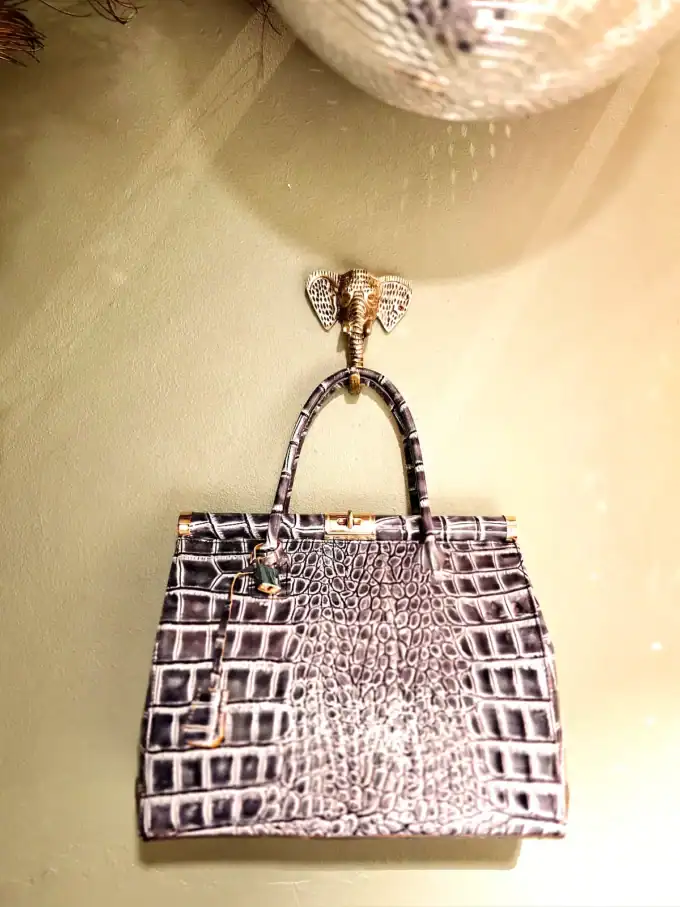 Elefant vægkrog i guld til ophæng af tasker og accessories.