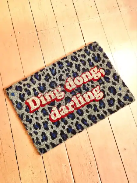 Kokosmåtte med Ding Dong Darling logo i leopardprint.