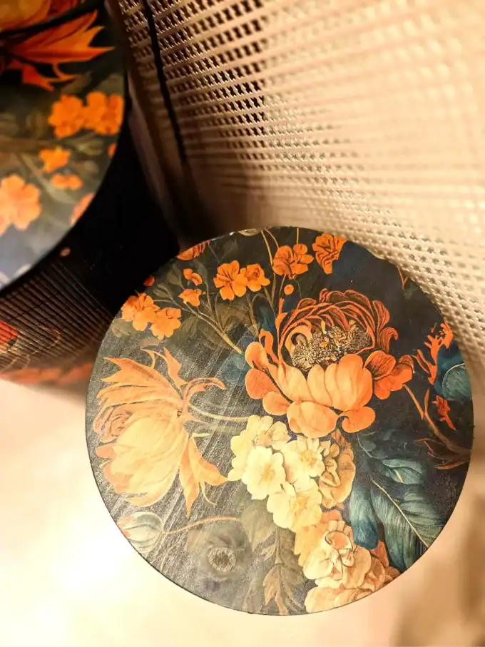 Blomstret sidebord i bambus, perfekt til opbevaring og dekoration.