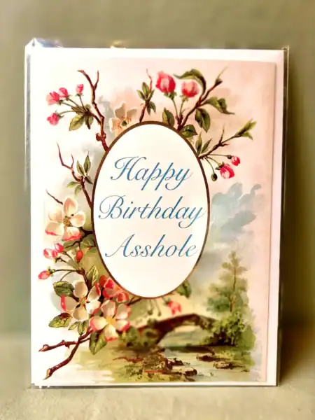 Kortholder med blomsterdesign og tekst 