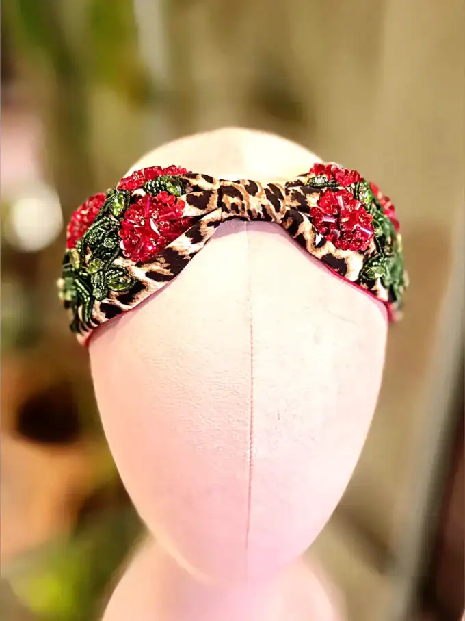 Håndlavet blomsterhovedbånd med perler, broderi og leopardprint, perfekt til fest og særlige lejligh.