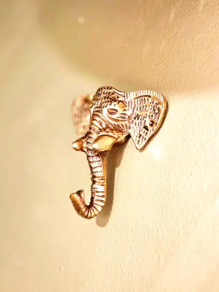 Elefant vægkrog i guld til dekoration og opbevaring.
