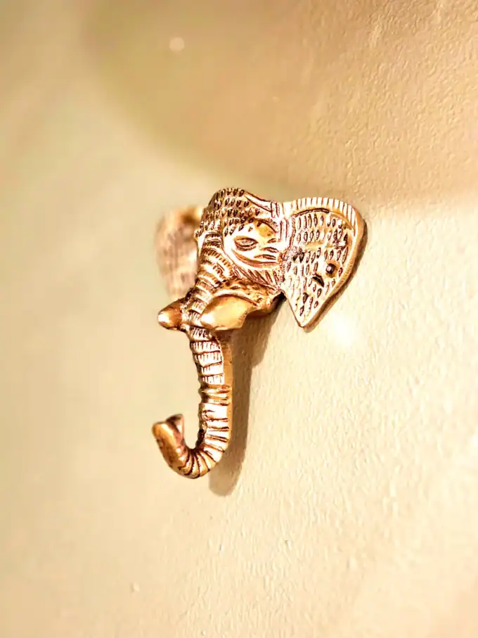 Elefant vægkrog i guld til dekoration og opbevaring.