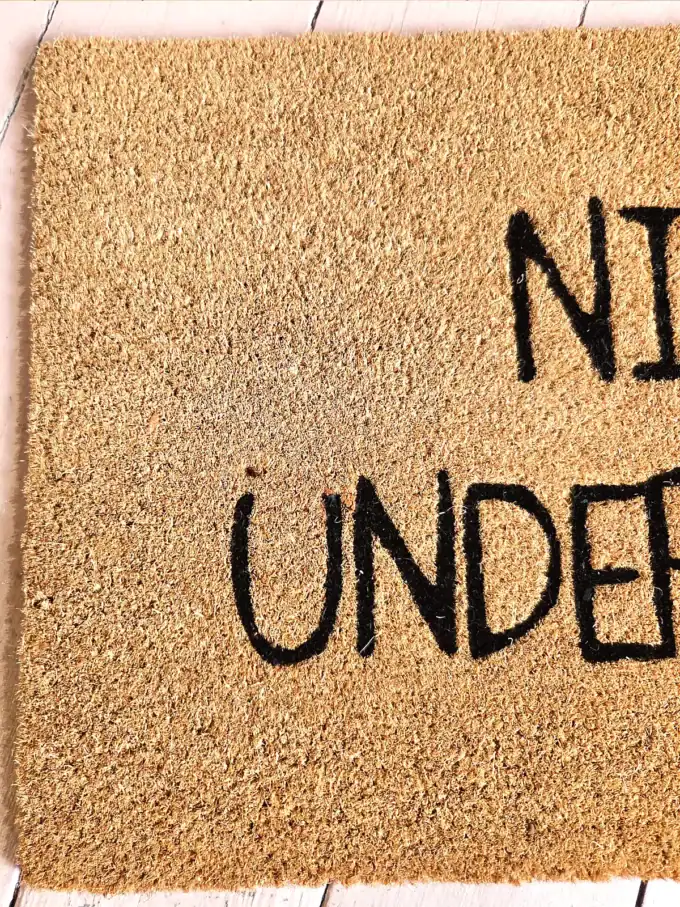 Kokosmåtte med teksten "Nice Underwear" til indgangsdøren.