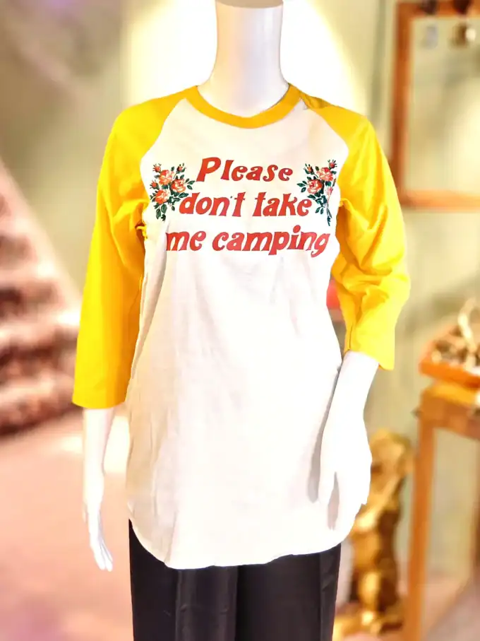 T-shirt med teksten "Please don't take me camping" og blomsterprint, afslappet stil.