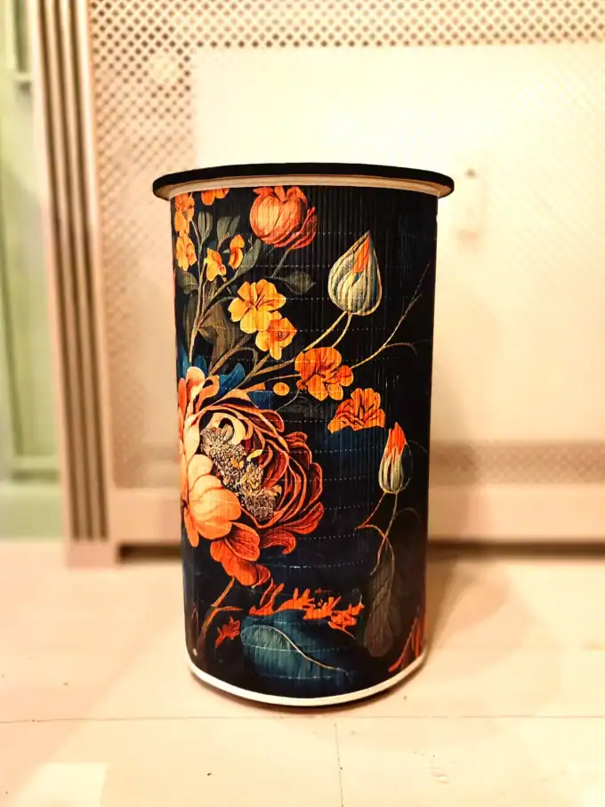 Blomstret sidebord i bambus, perfekt til opbevaring og dekoration.