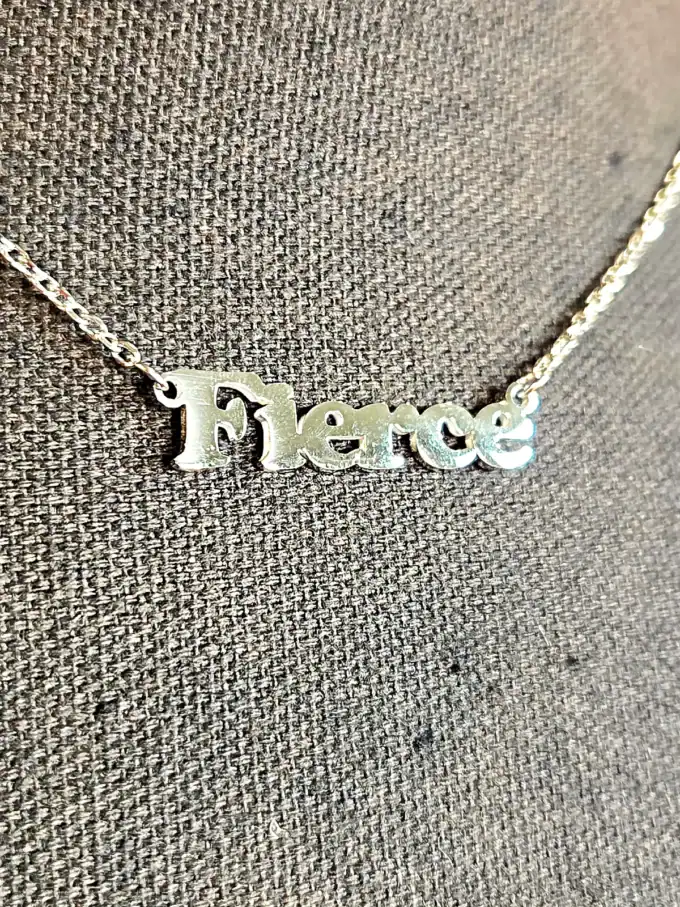 sølv Halskæde med ordet "fierce"