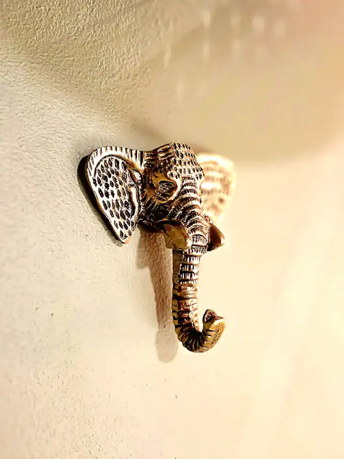 Guld-elefant vægkrog som dekorativt ophæng til væggen.