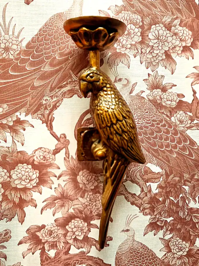 Antik guld fugle vægdekoration med skulpturel detalje.