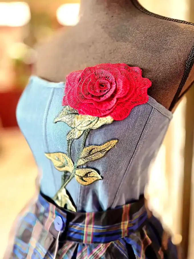 denim corsage top med rose