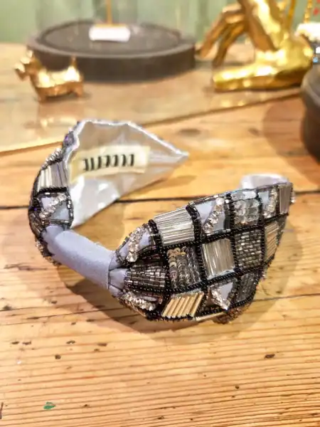 Håndlavet smykke med perler, sten og detaljer, perfekt til fest og hverdag.