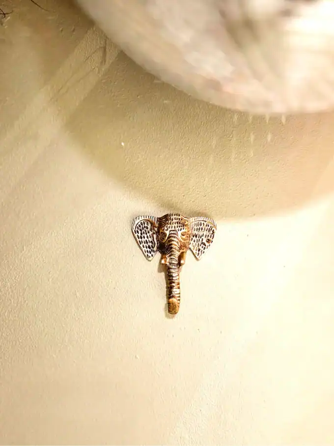 Guld-elefant vægkrog som dekorativt ophæng til væggen.